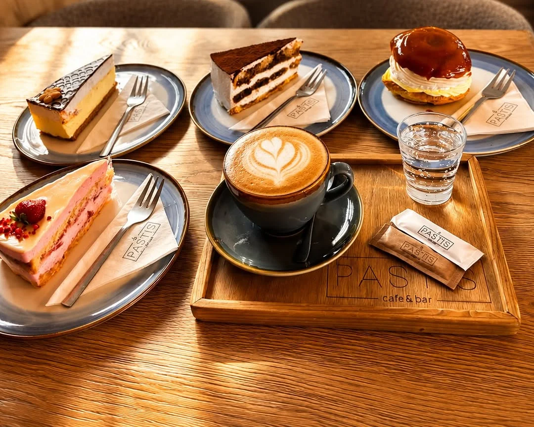 Výber domácich koláčov a cappuccino na drevenom podnose PASTIS